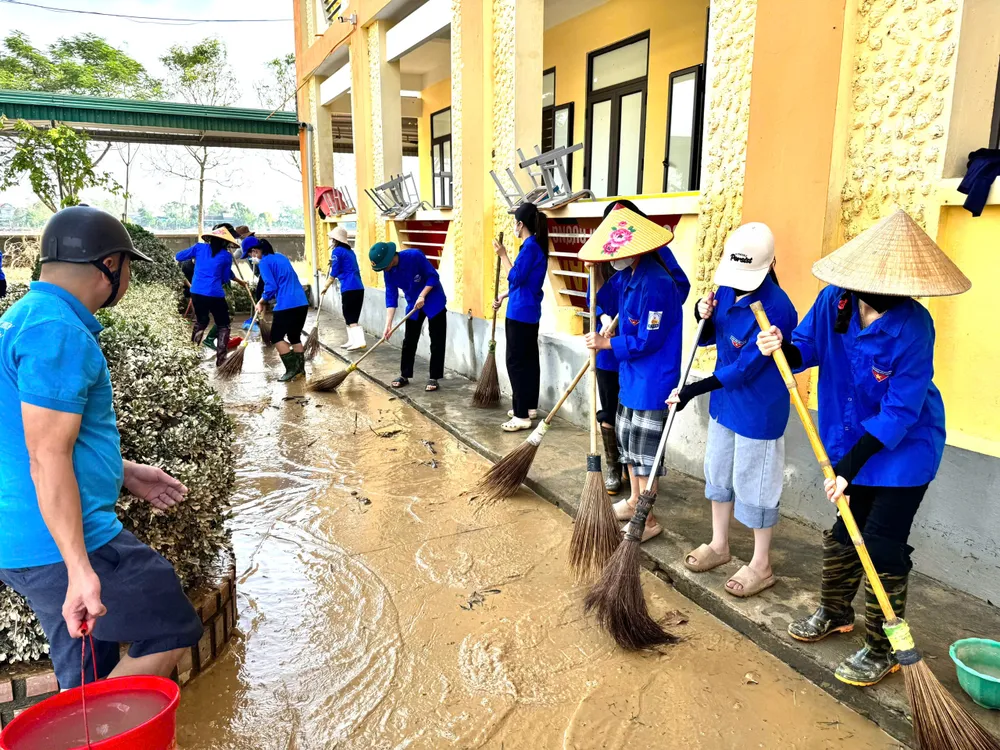Đoàn viên thanh niên ở Hà Tĩnh hỗ trợ các trường học vệ sinh môi trường sau khi nước rút z7082788362261_df15dc6868f8d92b79bb987c0ad73e4e.jpg
