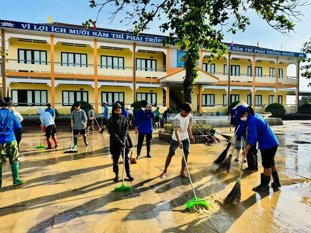 Các lực lượng tích cực vệ sinh môi trường tại trường học ở Hà Tĩnh sau khi nước rút z7082788369041_c3a2bdc19e568bc648c778775592e6b6.jpg