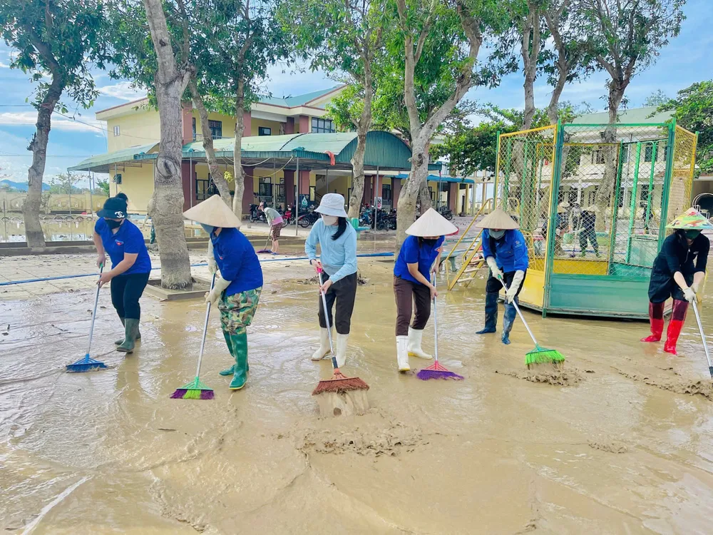 Các lực lượng tích cực vệ sinh môi trường tại trường học ở Hà Tĩnh sau khi nước rút z7084478878413_7e8b2a6436e4d64769837cfa1e3fe22e.jpg