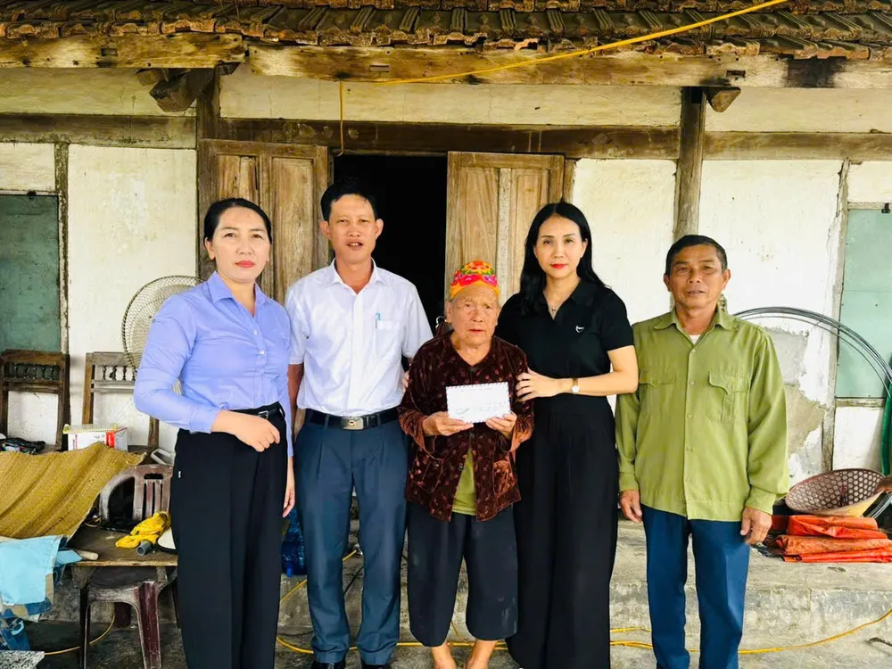 Đại diện Ủy ban MTTQ Việt Nam phường Hải Ninh (tỉnh Hà Tĩnh) trao 9 triệu đồng của bạn đọc Báo SGGP hỗ trợ bà Từ Thị Thà z7089881809152_4ee6c5d1d389f9cb4a678557b0363dbe.jpg