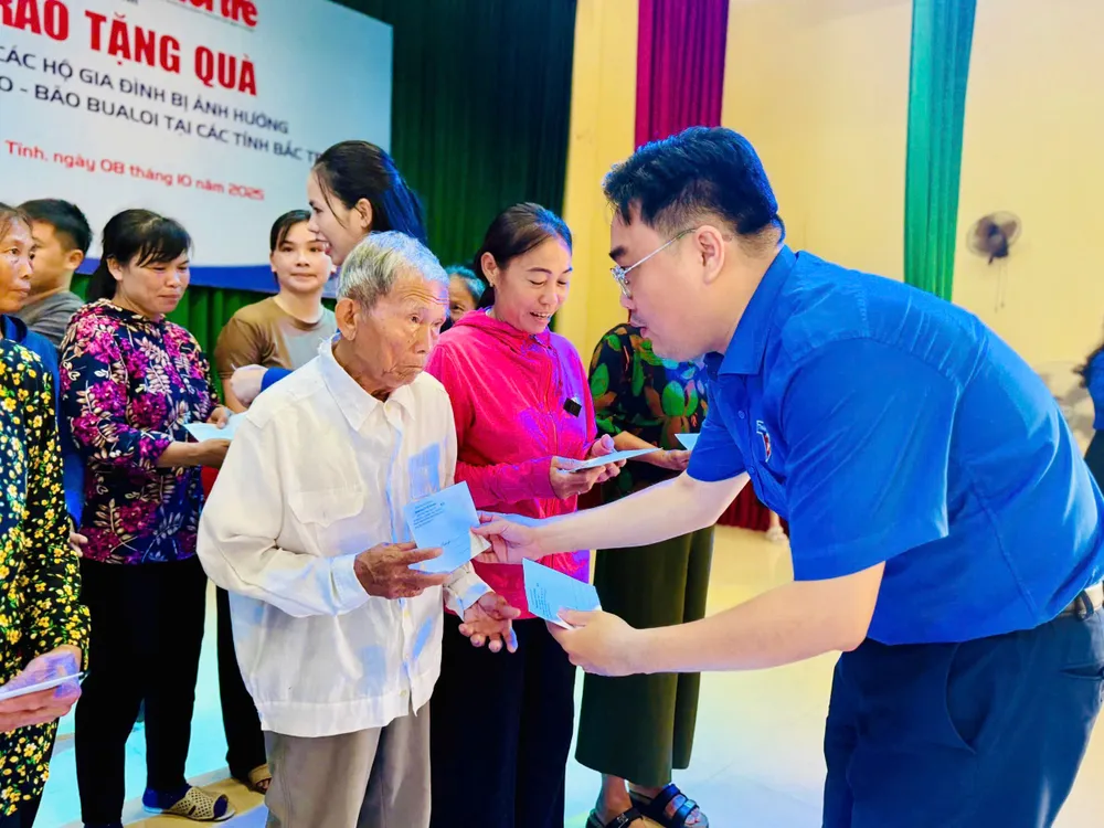 Lãnh đạo Thành đoàn TPHCM và Tỉnh đoàn Hà Tĩnh trao quà hỗ trợ các hộ dân ở tỉnh Hà Tĩnh bị thiệt hại sau bão số 10 z7093568249821_7bbdfbac3153fc7ccad2597eb4fbb7d5.jpg
