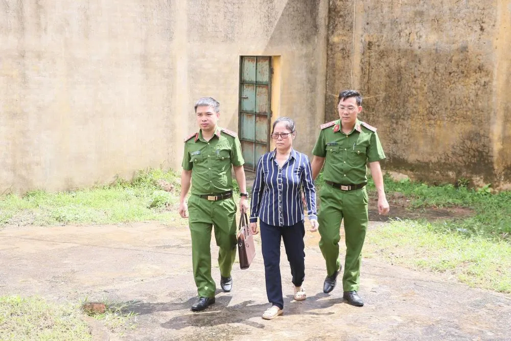 Lực lượng công an dẫn giải đối tượng Nguyễn Thị Bích Thủy. Ảnh: Công an Hà Tĩnh