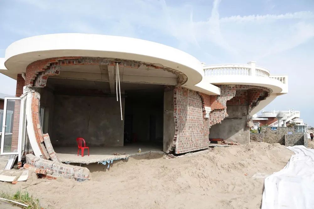 Một số căn villa bị bão làm tan hoang z7098049600150_c52c271cdafb2e886eb4e7da3a5fce1d.jpg