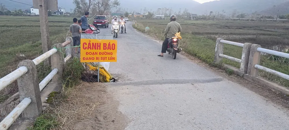 Mặt đường đầu cầu Nậy xuất hiện “hố tử thần” z7107747116347_111930286ef3c11f40d0b9713dad78a1.jpg
