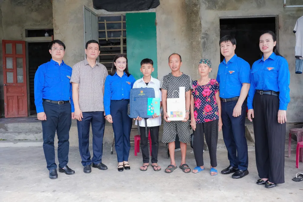 Đoàn công tác đến thăm hỏi, động viên, tặng quà cho gia đình học sinh bị thiệt hại nặng do bão số 10 tại tỉnh Hà Tĩnh z7107972874805_cf7236426754fb892c01902b10581395.jpg