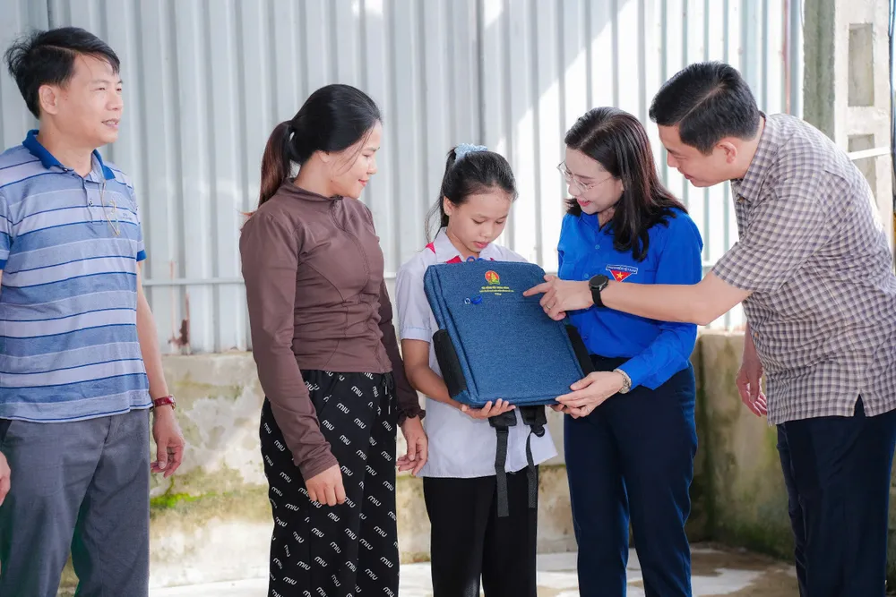 Đoàn công tác thăm hỏi, động viên và tặng quà đến em Nguyễn Thảo Uyên (trú thôn Vĩnh Thịnh, xã Thạch Lạc) có hoàn cảnh khó khăn, nhà bị tốc mái trong cơn bão số 10 z7107972895281_8a35570639c95889c32bb7ff710d7648.jpg