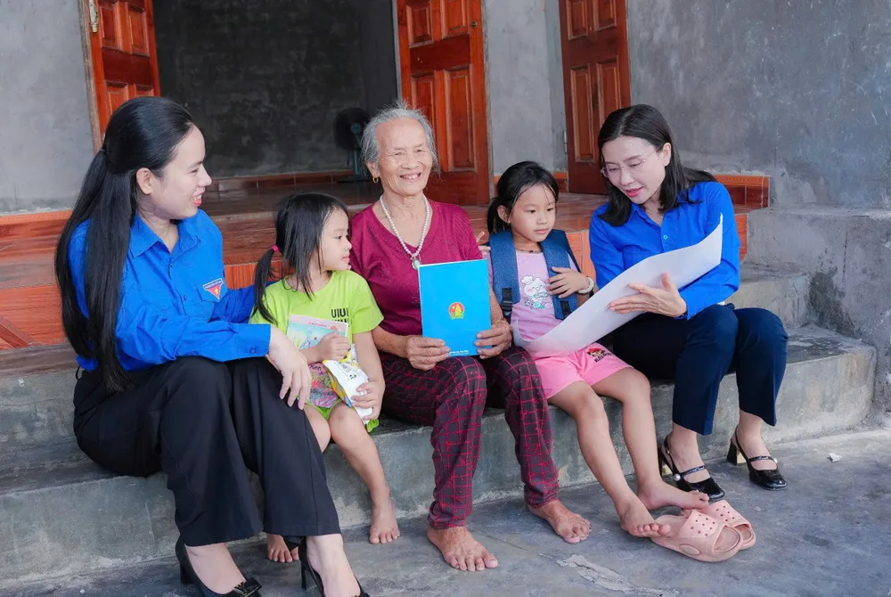 Đoàn công tác đến thăm hỏi, động viên, tặng quà cho gia đình học sinh bị thiệt hại do bão số 10 tại tỉnh Hà Tĩnh z7107973000134_50f30f4a7ee4f8f32263f3ba156b6e25.jpg