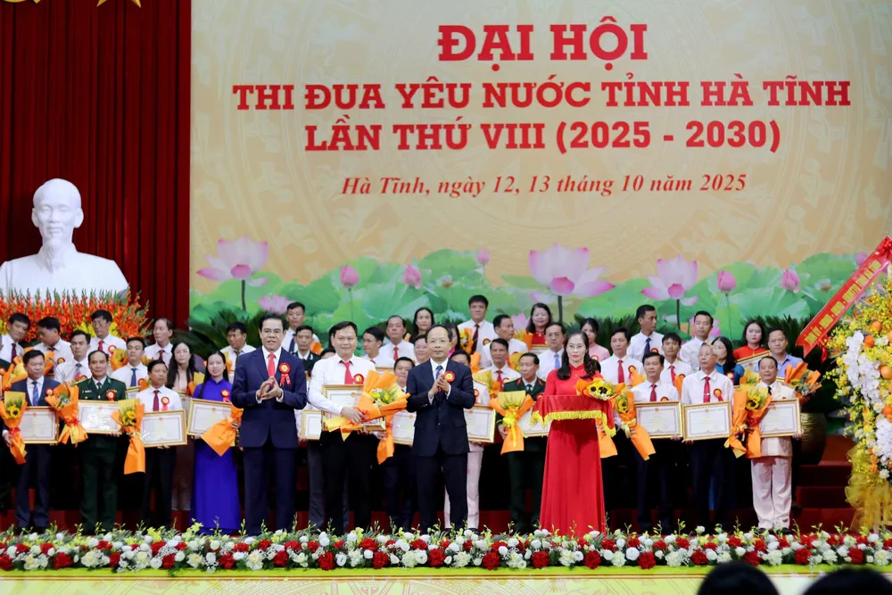 Đại hội vinh danh 100 điển hình tiêu biểu xuất sắc toàn tỉnh giai đoạn 2020-2025 aaaaaa.jpg