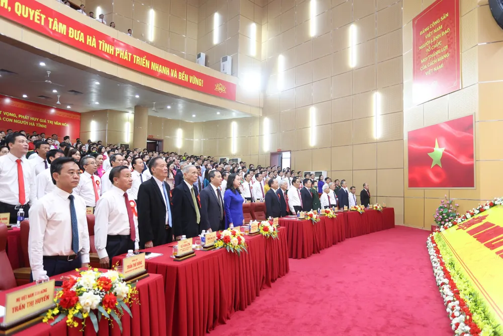 Các đại biểu thực hiện nghi lễ chào cờ z7110254425599_51f998a7306e3fa4135372917d3fdbcf.jpg