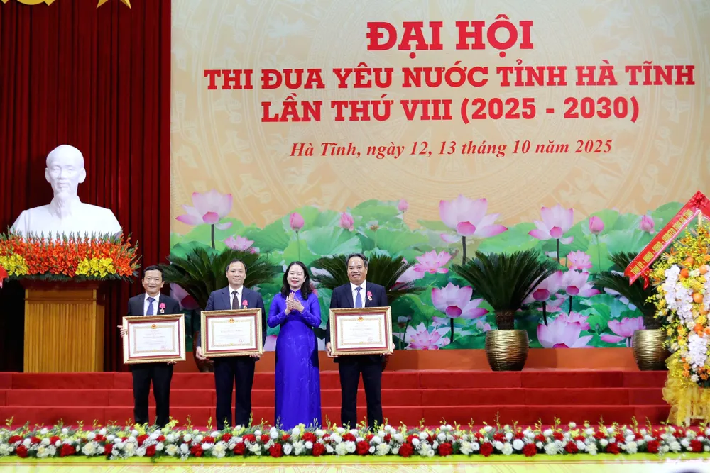 Thừa ủy quyền Chủ tịch nước, Phó Chủ tịch nước Võ Thị Ánh Xuân trao tặng Huân chương Lao động hạng nhì cho 3 cá nhân ở tỉnh Hà Tĩnh z7111033046778_fc293b442291a9cff65f02032c967297.jpg