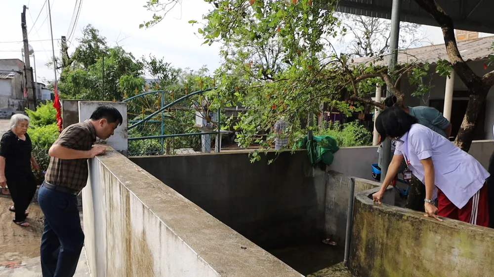 Lãnh đạo CDC Hà Tĩnh giám sát vệ sinh môi trường, diệt lăng quăng bọ gậy tại thôn Phương Giai ah.jpg