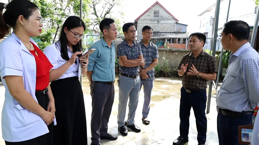 Giám đốc CDC Hà Tĩnh Nguyễn Chí Thanh làm việc, chỉ đạo công tác phòng chống dịch với Trung tâm Y tế Kỳ Anh và Trạm Y tế Kỳ Bắc kl.jpg