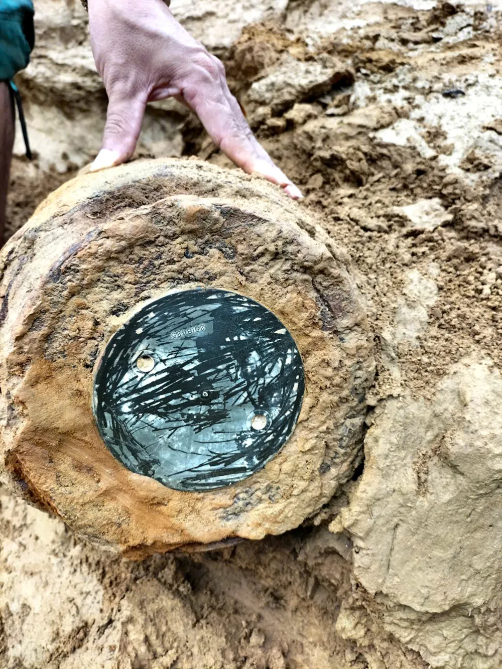 Dãy số 2518425 trên quả bom z7114294998797_e2b18a819b97081a4519f285cfc87ae8.jpg