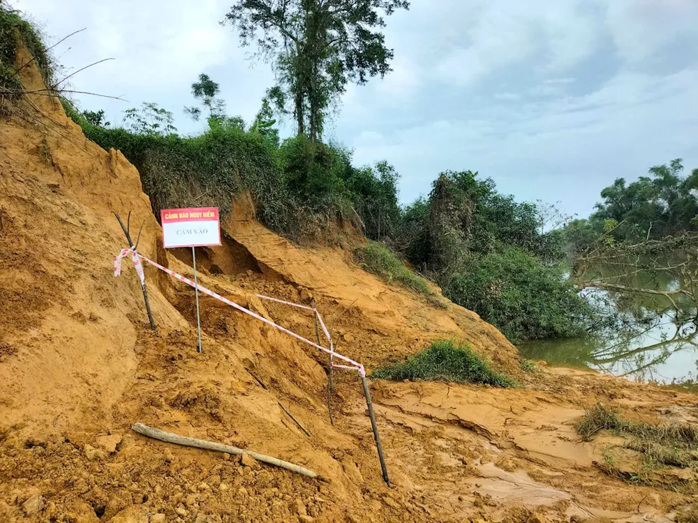 Lực lượng chức năng đã căng dây, lập biển cảnh báo khu vực phát hiện quả bom z7114295017357_9948d95959c69cce611ff546abc3dfd9.jpg
