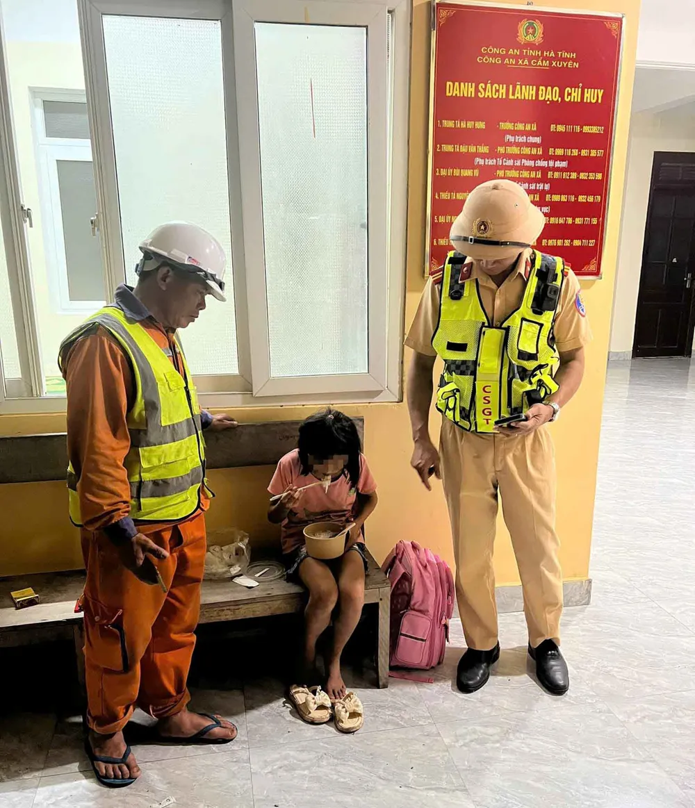 Trong quá trình chờ bàn giao cho người thân, lực lượng chức năng đã mua đồ ăn cho cháu M. ăn tạm sqq.jpg