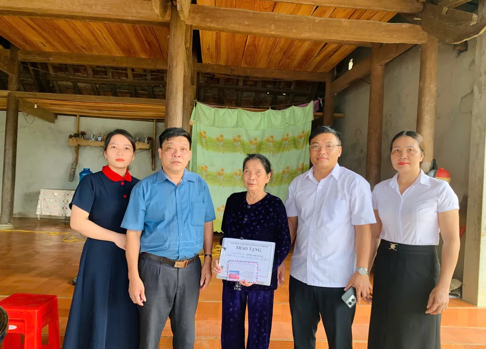 Lãnh đạo xã Hương Xuân trao 8,2 triệu đồng của bạn đọc Báo SGGP hỗ trợ bà Đinh Thị Dung