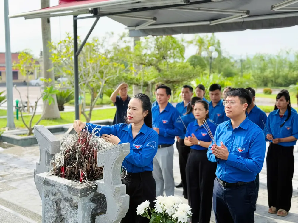 Tuổi trẻ tỉnh Hà Tĩnh thành kính dâng hương tưởng niệm Anh hùng liệt sĩ Lý Tự Trọng