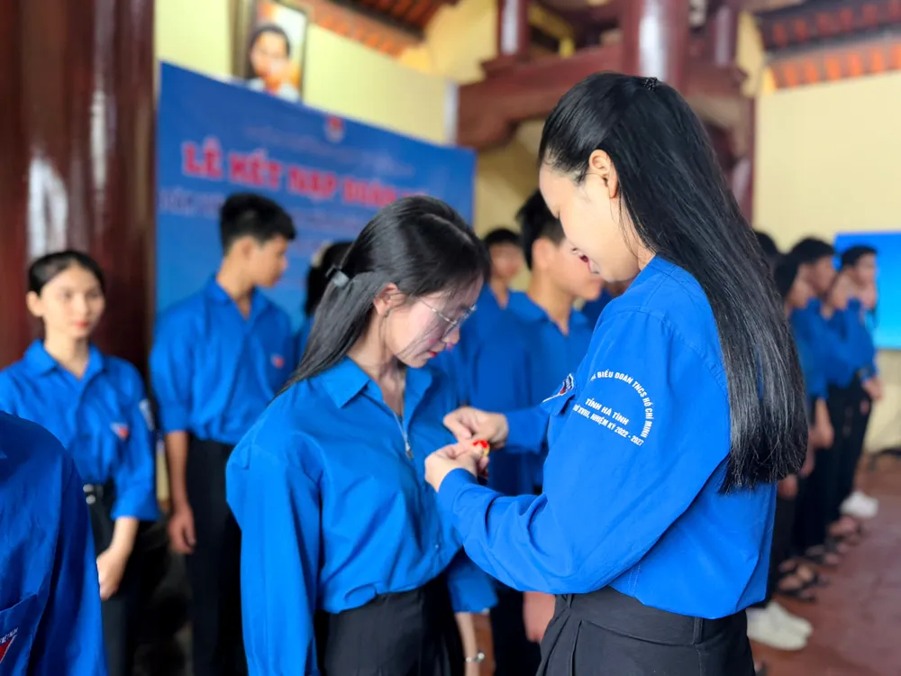 Lễ kết nạp đoàn viên mới z7129034553813_f72a843ebee411433c8fac7cae0f7574.jpg