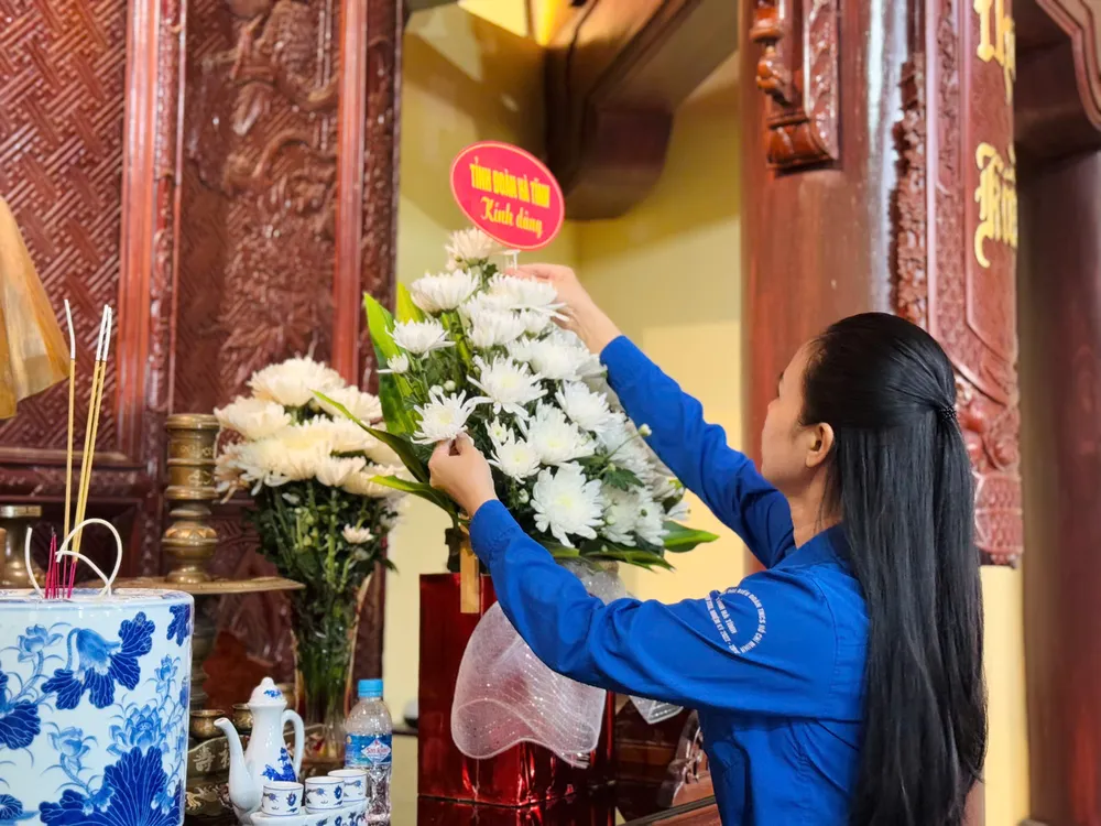 Tuổi trẻ tỉnh Hà Tĩnh thành kính dâng hoa, dâng hương tưởng niệm Anh hùng liệt sĩ Lý Tự Trọng z7129034575218_233d6eab2131238412cae30a38523d2e.jpg