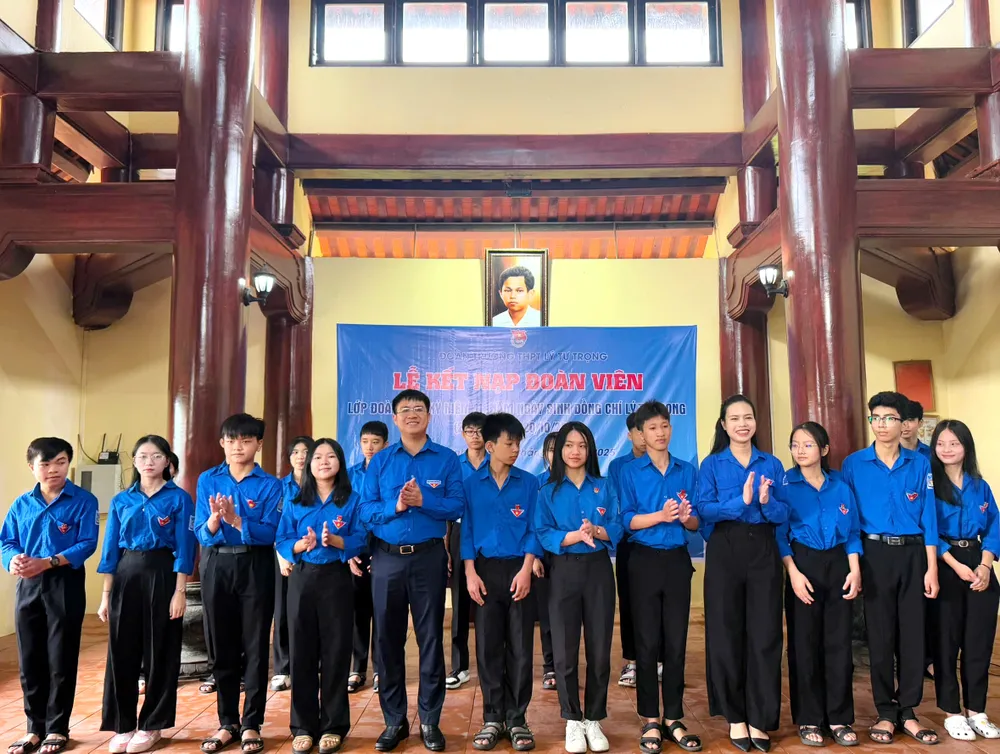 Lễ kết nạp đoàn viên mới - lớp đoàn viên kỷ niệm 111 năm ngày sinh Anh hùng liệt sĩ Lý Tự Trọng z7129034587120_b638be657c792add543a46ea5c1e2746.jpg