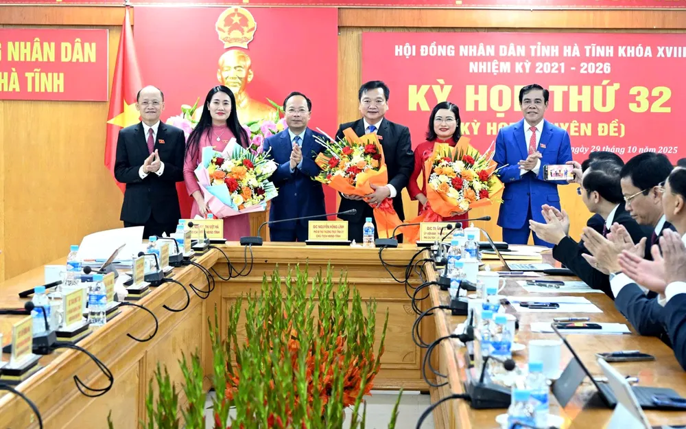 Bí thư Tỉnh ủy Nguyễn Duy Lâm, Phó Bí thư Thường trực Tỉnh ủy Nguyễn Hồng Lĩnh và Chủ tịch UBND tỉnh Võ Trọng Hải tặng hoa chúc mừng Bí thư Đảng ủy, Chủ tịch HĐND xã Thượng Đức Nguyễn Thị Việt Hà giữ chức Phó Chủ tịch HĐND tỉnh; Bí thư Đảng ủy, Chủ tịch HĐND xã Kỳ Xuân Hồ Huy Thành và Giám đốc Sở GD-ĐT Nguyễn Thị Nguyệt giữ chức Phó Chủ tịch UBND tỉnh