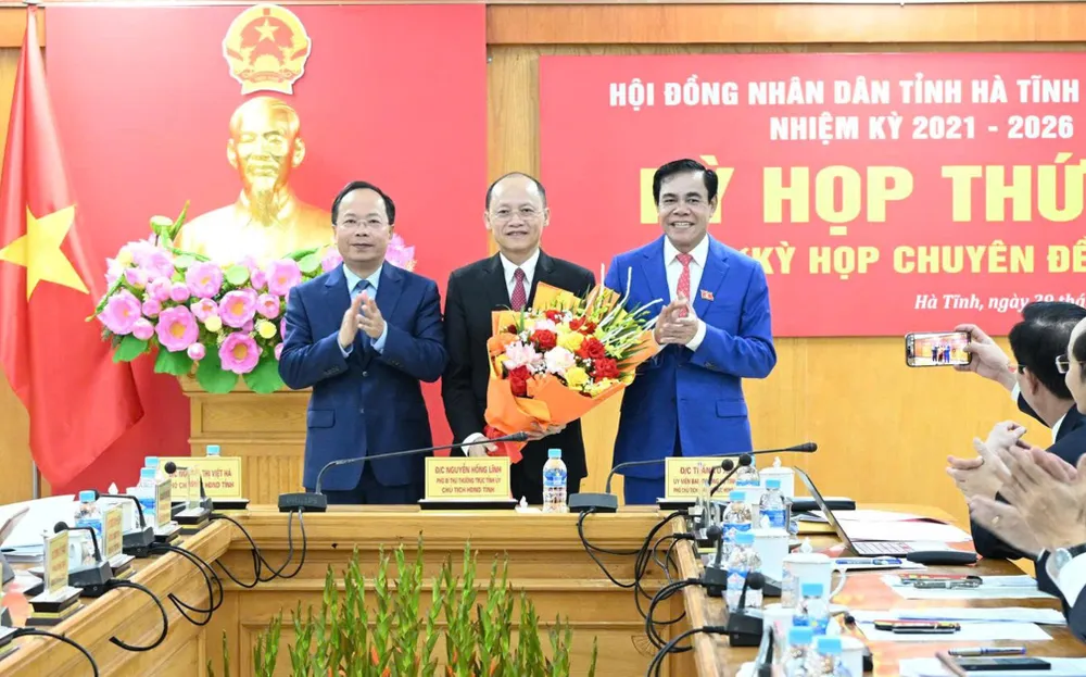 Bí thư Tỉnh ủy Nguyễn Duy Lâm và Chủ tịch UBND tỉnh Võ Trọng Hải tặng hoa chúc mừng tân Chủ tịch HĐND tỉnh Nguyễn Hồng Lĩnh hk.jpg