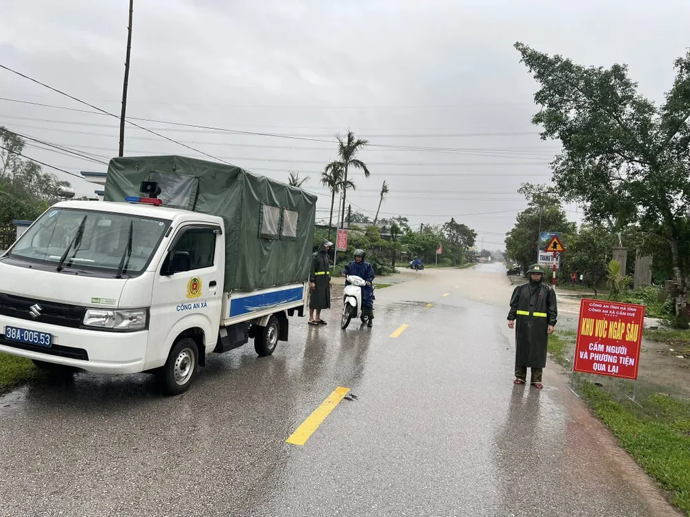 Công an xã Cẩm Duệ lập biển cảnh báo, trực gác, cấm người và phương tiện đi lại trên đoạn đường bị ngập nước sâu để đảm bảo an toàn 572847479_1269802978284828_1127744528747224070_n.jpg