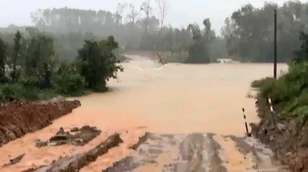 Cầu Nhà Cộ bị ngập nước sâu, chảy xiết gây chia cắt nhiều thôn ở xã Kỳ Thượng aaaa.jpg