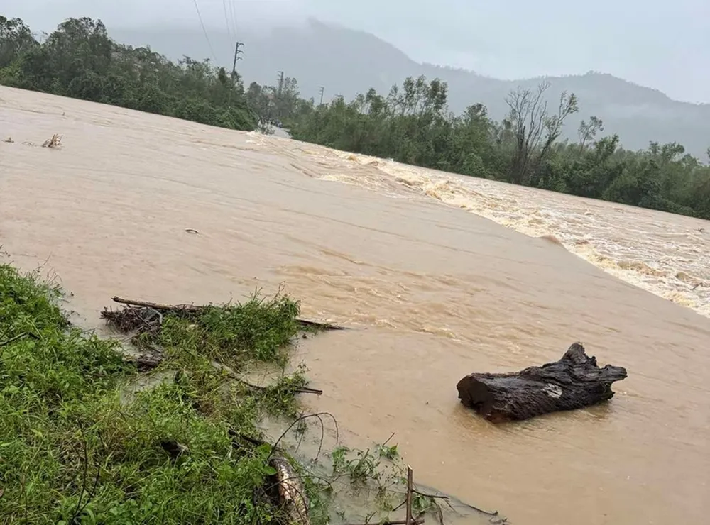 Cầu Bến Xắt bị ngập nước sâu, chảy xiết gây chia cắt nhiều thôn ở xã Kỳ Thượng