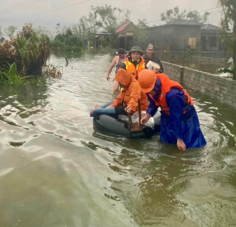 Lực lượng chức năng hỗ trợ sơ tán người dân ở vùng thấp trũng đến nơi an toàn 571702685_1126390243030779_7538543787354488598_n.jpg