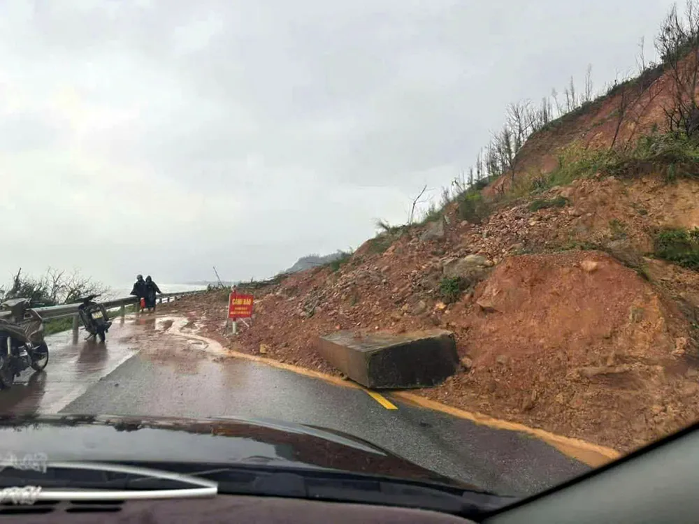 Đoạn đường ven biển nối xã Kỳ Khang và phường Hải Ninh, tỉnh Hà Tĩnh bị sạt lở nghiêm trọng a111.jpg