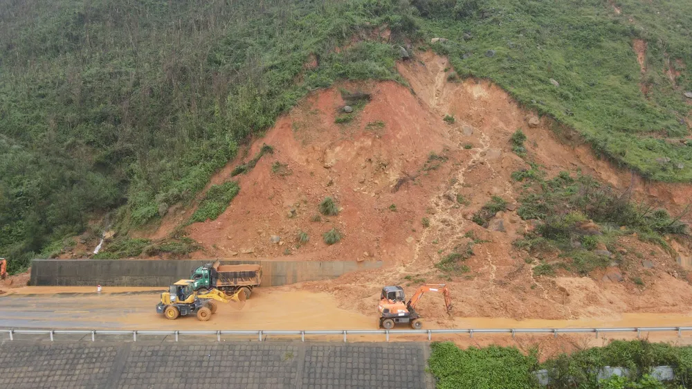 Hàng ngàn khối đất đá trên vách núi sạt lở tràn xuống lòng đường ven biển aaa.jpg