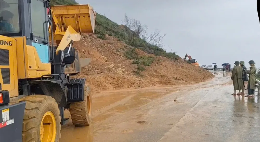 Các phương tiện đã lưu thông qua lại 1 làn tuyến đường ven biển z7174501277992_c9f836a465baa7bc0f03ed7e3bf1324c.jpg