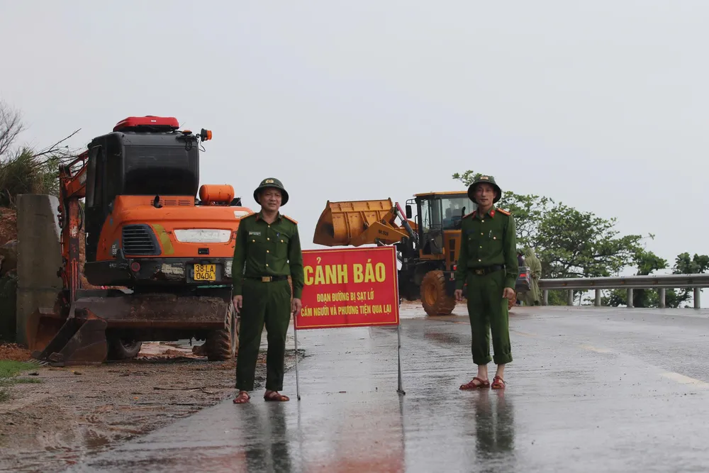 Lực lượng chức năng làm nhiệm vụ trực gác để đảm bảo an toàn cho người dân lưu thông trên tuyến đường ven biển Hà Tĩnh z7175194369776_c079240c1b4c5f547d8e9b5592d0ca69.jpg