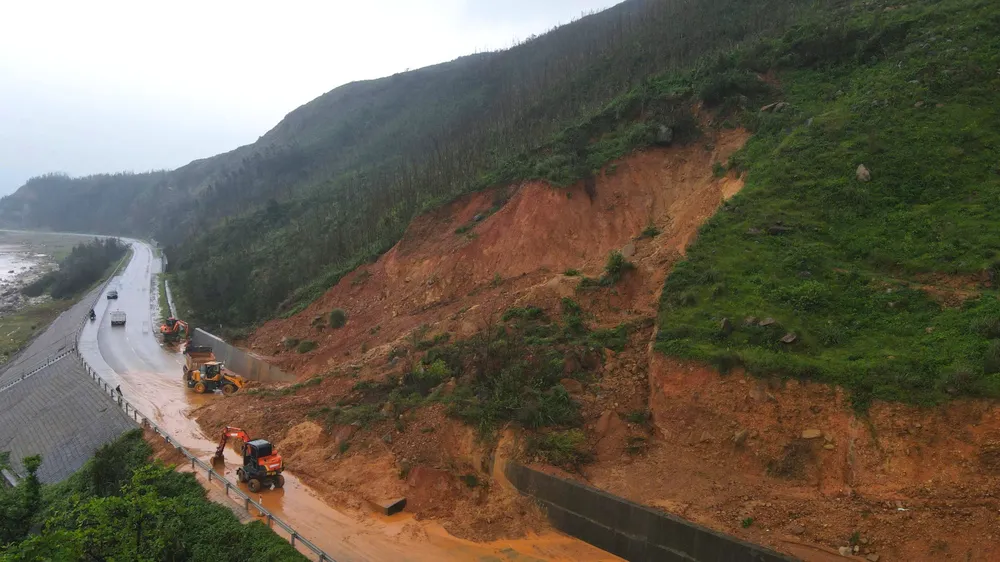 Sau nỗ lực khắc phục, đơn vị thi công đã giải phóng thông 1 làn tuyến đường ven biển Hà Tĩnh