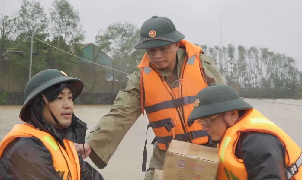 Bộ Chỉ huy Quân sự tỉnh Hà Tĩnh thăm hỏi, tặng quà động viên người dân vùng ngập lụt z7180701846733_77587d509ac565d2c1f824cbec6e3e07.jpg
