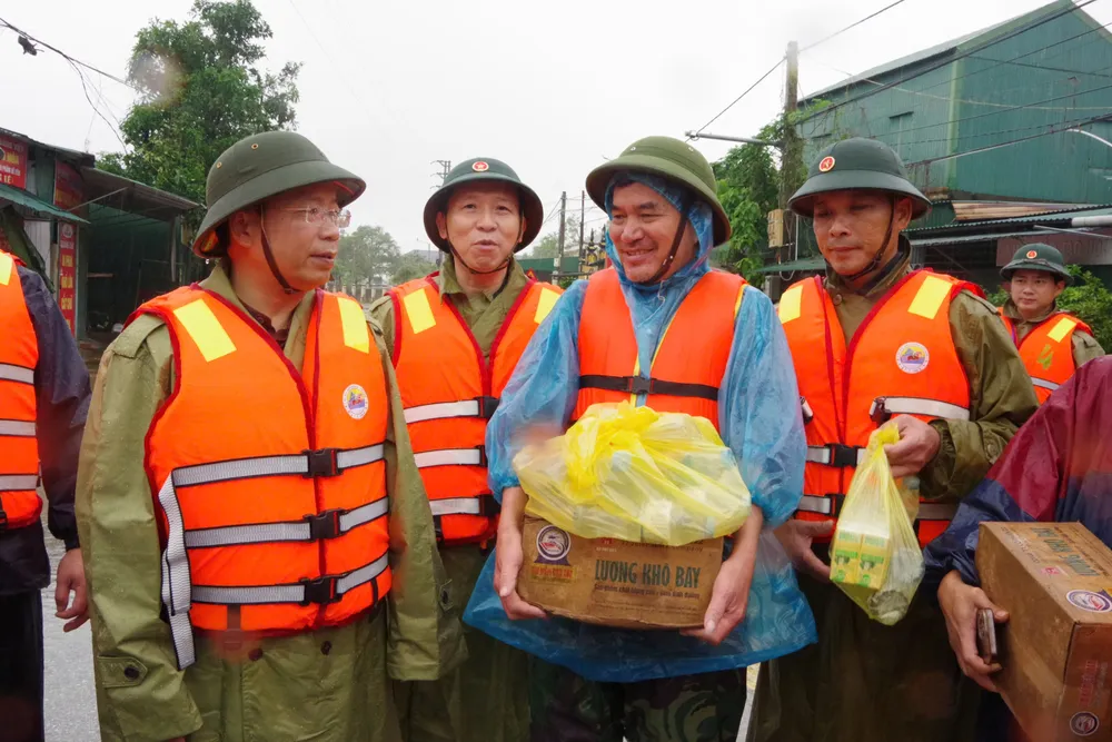 Bí thư Tỉnh ủy Hà Tĩnh Nguyễn Duy Lâm và lãnh đạo Bộ Chỉ huy Quân sự tỉnh thăm hỏi, tặng quà động viên người dân ở vùng ngập lụt z7180701932906_4069ccfc9a626030ffe7683bd2b4f23c.jpg