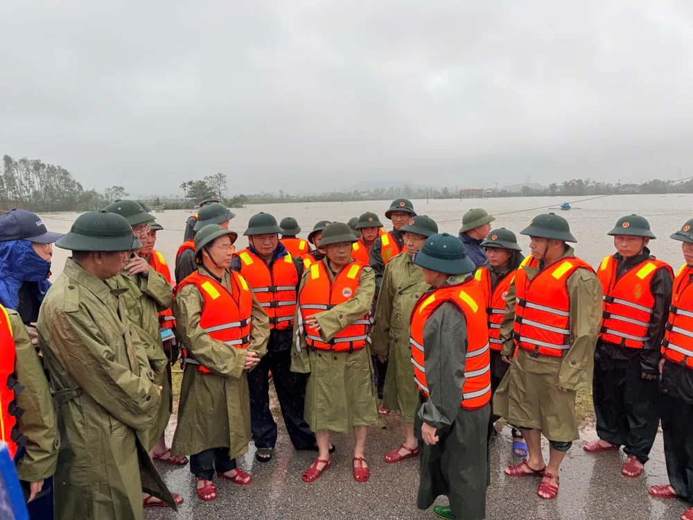 Bí thư Tỉnh ủy Hà Tĩnh Nguyễn Duy Lâm và lãnh đạo Bộ Chỉ huy Quân sự tỉnh cùng đoàn công tác kiểm tra tình hình ngập lụt tại xã Cẩm Duệ z7180818779250_e47c6d5db91e4f1423027d67bf5cb069.jpg