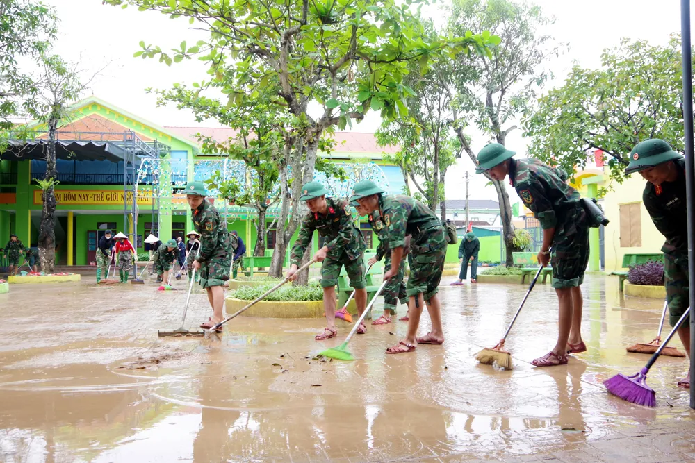 Lực lượng vũ trang Hà Tĩnh giúp các trường học ở vùng lũ dọn dẹp bùn đất, vệ sinh môi trường để sớm đón học sinh trở lại lớp 
