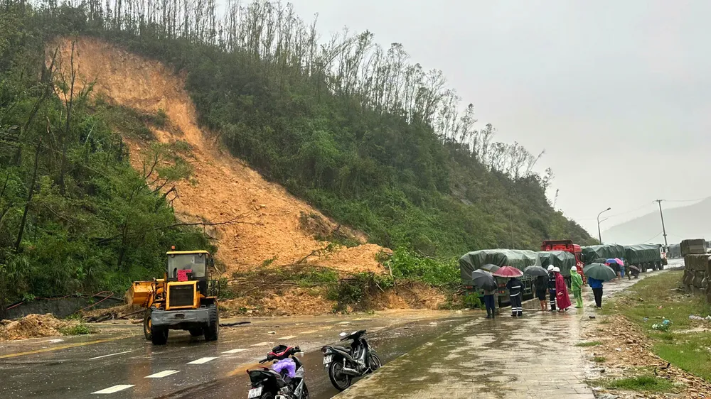 Myndigheterna arbetar hårt för att få bukt med jordskredet för att snart kunna röja vägen. z7186822240444_2b25ac66cd3835473f2798f68f5b858d.jpg