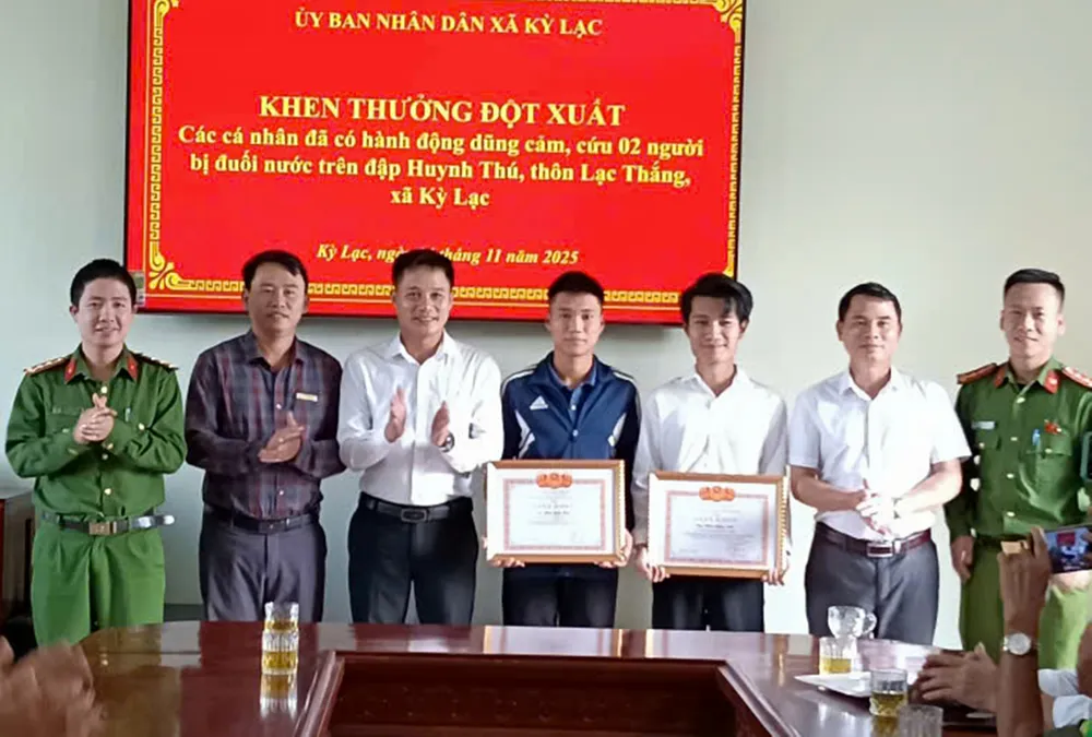 Lãnh đạo xã Kỳ Lạc và công an xã trao giấy khen cho 2 trong số 3 cá nhân 