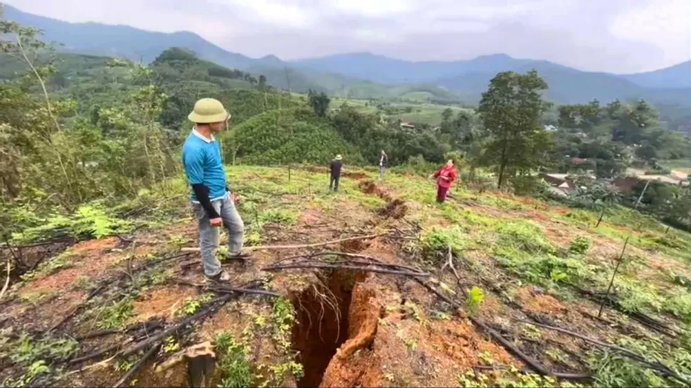 Hiện trường ngọn đồi xuất hiện vết nứt, sụt lún ở thôn Quyết Thắng, xã Sơn Kim 2 