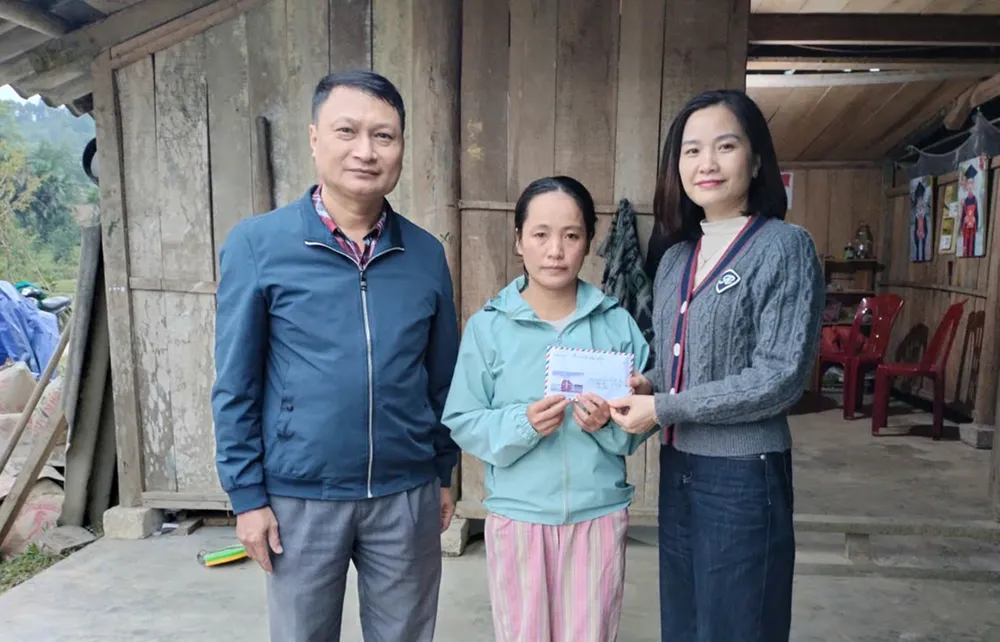 Chị Nguyễn Thị Giang (vợ anh Phan Văn Mỹ) tiếp nhận 12 triệu đồng của bạn đọc Báo SGGP hỗ trợ