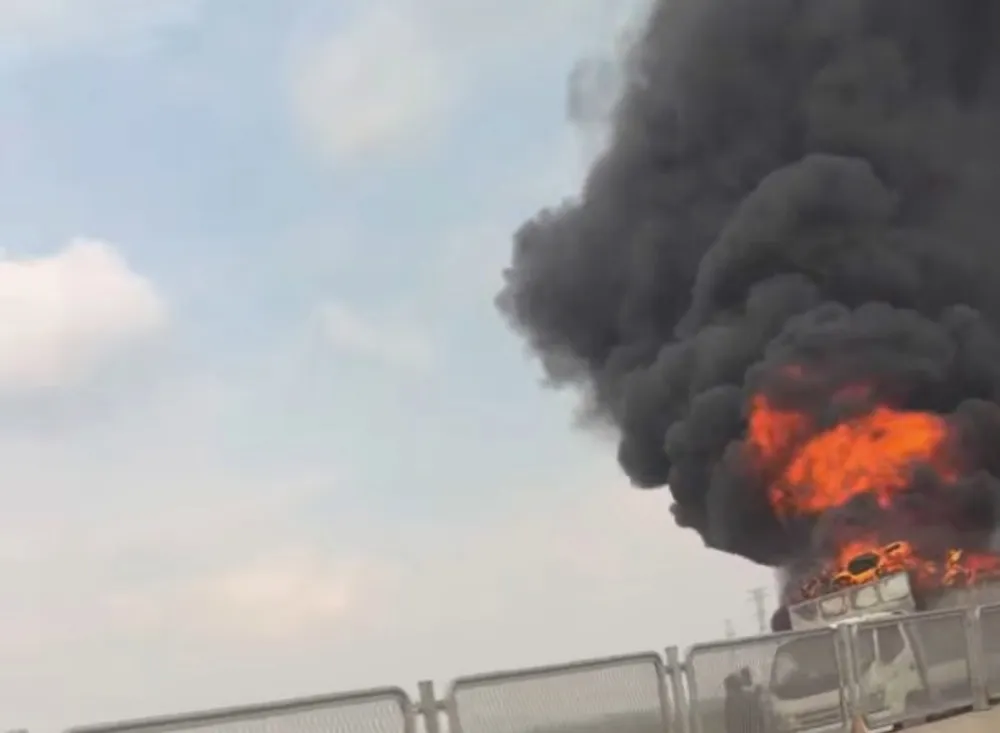 Ngọn lửa bốc cháy, bao trùm xe tải tại hiện trường 