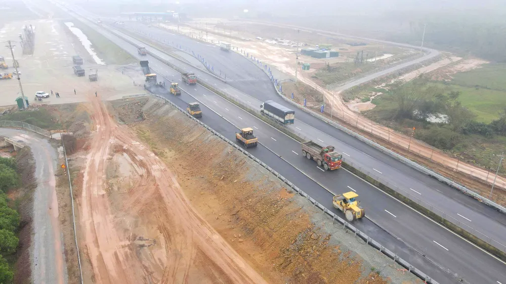 Perhentian rehat pertama di Km534+310 di lebuh raya melalui Ha Tinh mula beroperasi sementara. z7298700833819_ec302f33695e45f602a8eddbfeacd34b.jpg