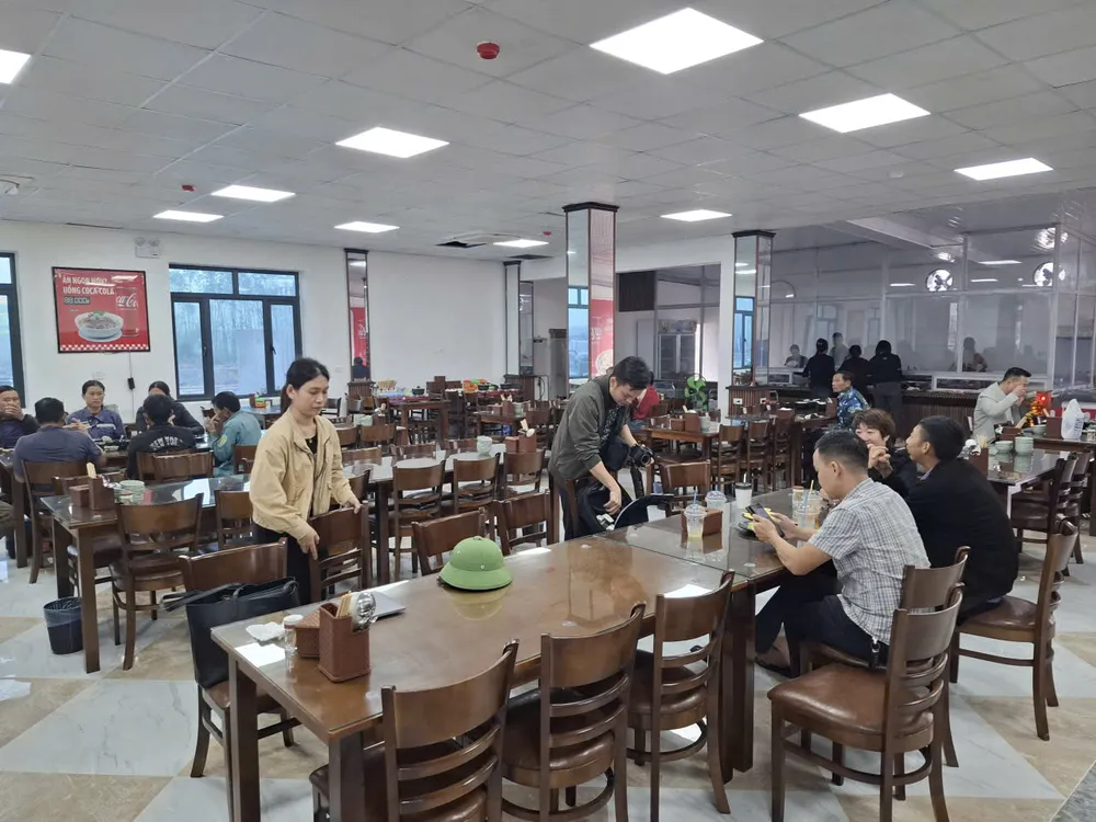 Ruang makan z7298702359987_0f8aff38e30855bd1fa7f1a815fd29eb.jpg