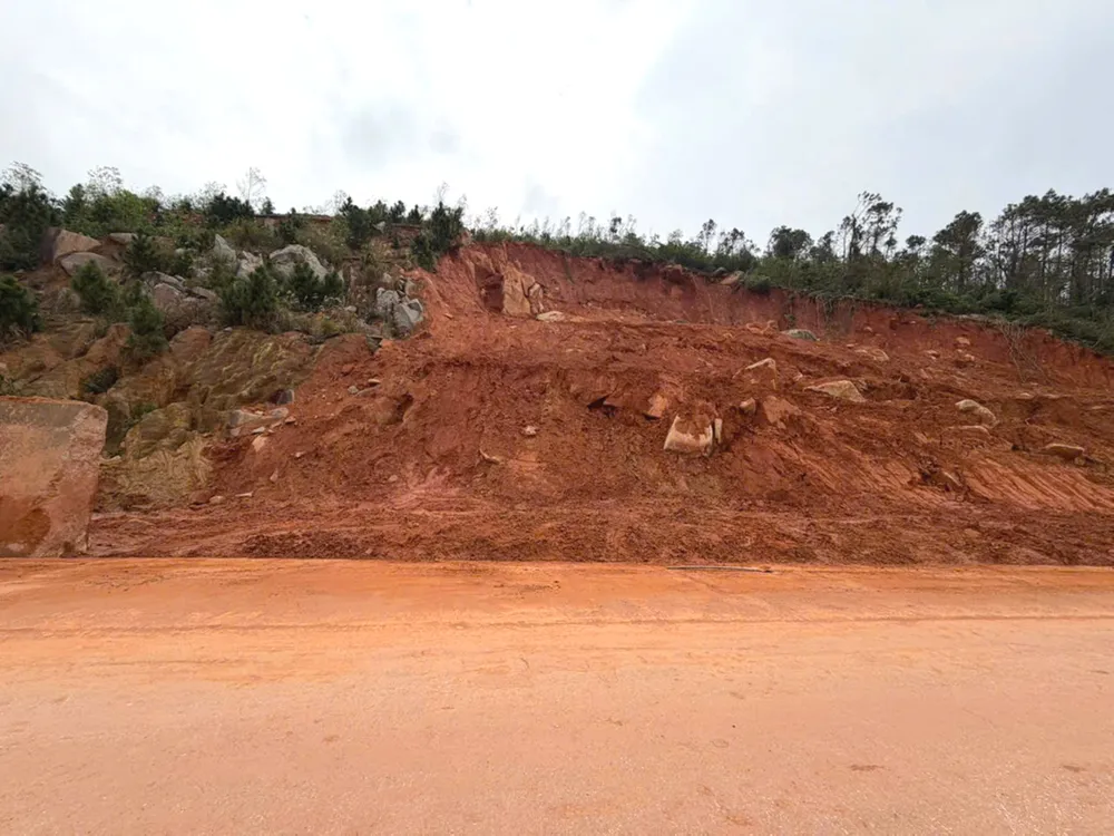 Selv om kystruten er åpnet, er det nødvendig å fortsette å håndtere potensielle jord- og steinforekomster på høyfjellet. z7303718883339_0e347dea523513d7c31aeaa12e4b9915.jpg