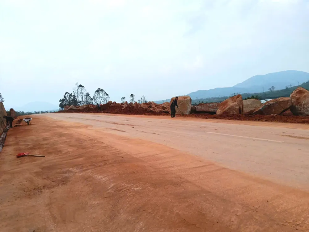 Arbeiderne fortsetter å samle og rense gjørme for å sikre miljømessig sanitærforhold langs ruten. z7303924333884_63c38b0ac33565b2aec391317a92286e.jpg