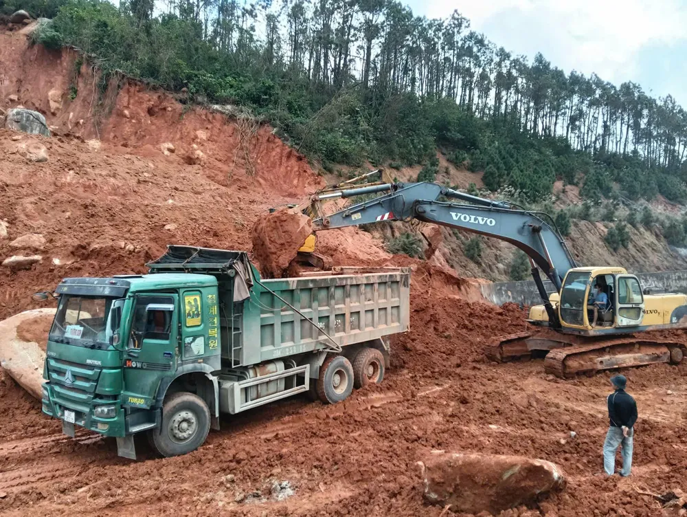 Myndighetene mobiliserte kjøretøy for å rydde opp etter raset på stedet. z7303924353272_a30086eb6bd5edbcbe47863ab7c35ed4.jpg