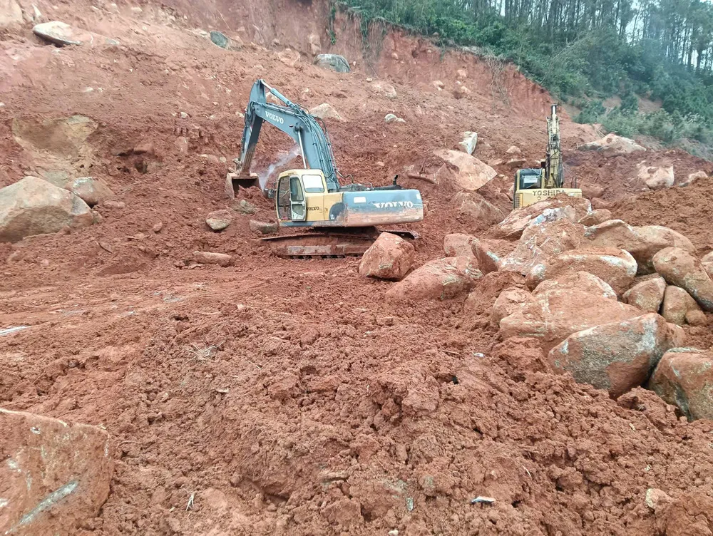 Den siste måneden har funksjonelle enheter jobbet hardt med å rydde tusenvis av kubikkmeter med jordskred og steiner som har flommet ned og blokkert kystveien i Ha Tinh. z7303924389325_3e316df512d67dc652c13674f74b47f4.jpg